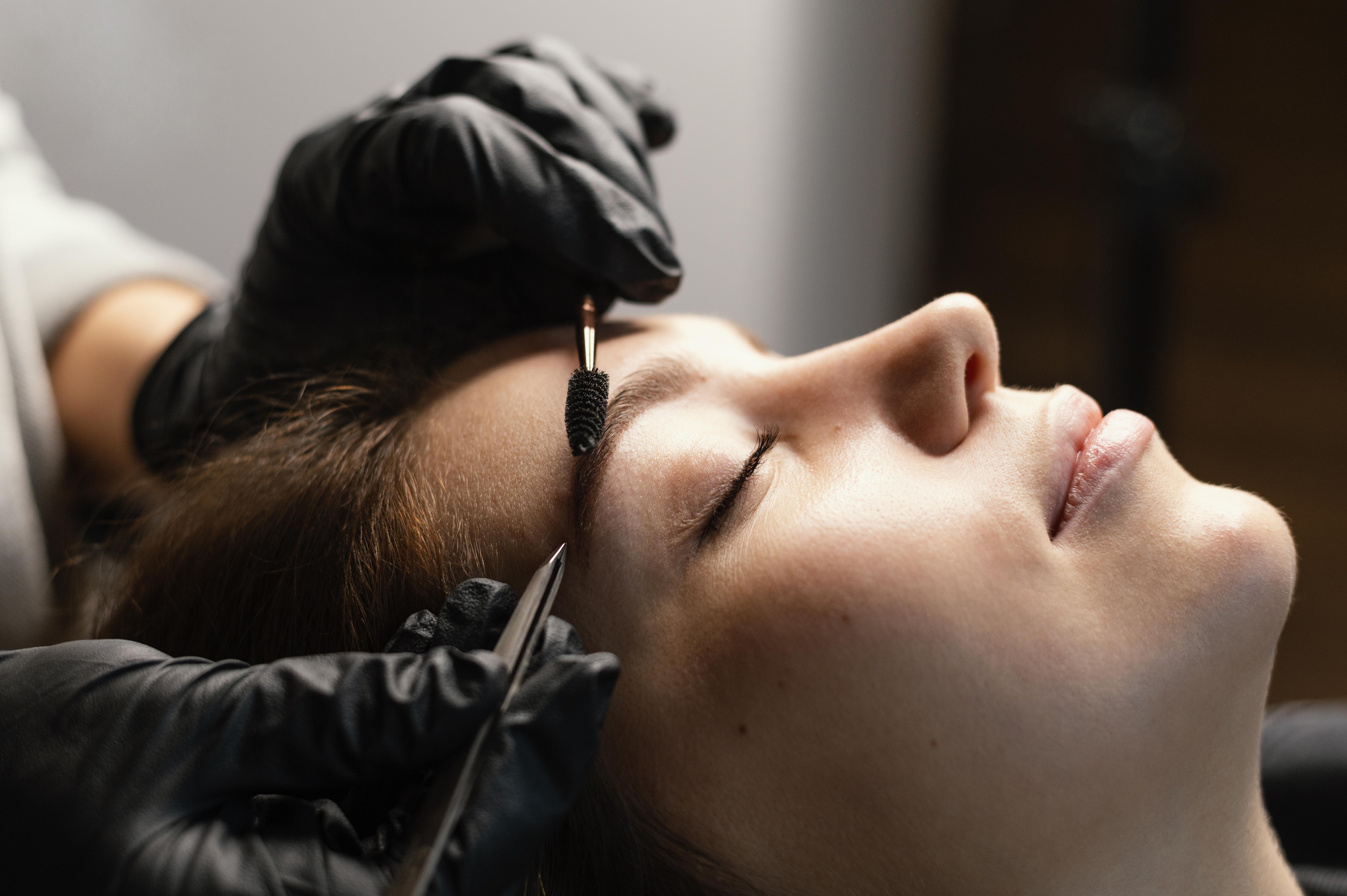 image de femme qui s'occupe de ses sourcils